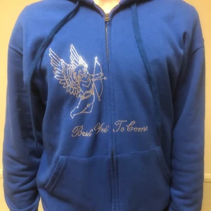 Best yet to come rhinestone zip hoodie - Den är storlek M, Jag köpte den för 599kr. säljer för den var lite stor för mig, inte använd så mycket