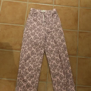 Smiley jeans  - Smiley jeans från shekou. Andvänd typ tre ggr bra sick och inga fläckar. Skickar spårbart och köparen står för frakt som är 66 kr