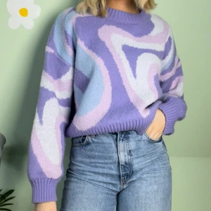 Lila mönstrad tröja  - ‼️‼️🦋 lagt ut MASSA nytt så in och checka min sida🦋‼️‼️ 📦Fraktar med spårbar frakt för 66 kr, får plats med många plagg i samma paket så frakten blir samma oavsett om du köper 1 plagg eller 5📦 ❇️den 12 mars doneras ALLT till välgörenhet så passa på❇️