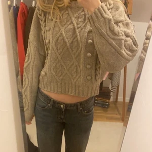 Grå/beige stickad tröja - Säljer denna söta lite cropade stickade tröja!  Jag är 167 och tröjan passar bra på mig💕