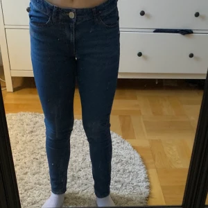 H&M jeans - Säljer mina skinny jeans då det inte är min stil. Strl 158 och går att spänna åt. Jag är ca 155 cm lång och dom sitter perfekt i längden om man vill ha högmidjat.