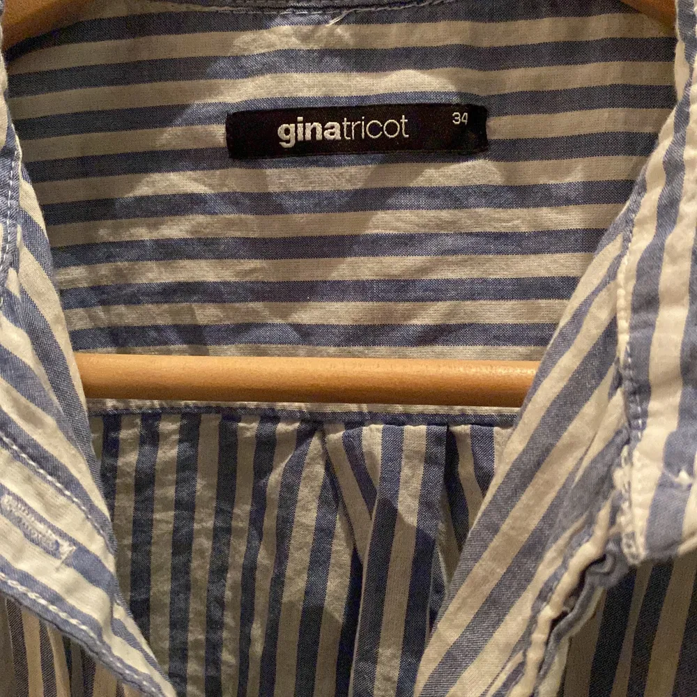 Jättesöt skjorta som sitter lite oversized på nån som är S-M, säljer då jag inte använder den lika ofta längre, använt en del men i väldigt bra skick!  Frakt kan diskuteras :). Skjortor.
