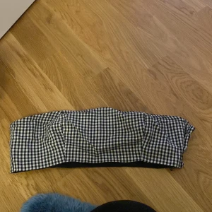 Bandeau topp - En rutig Bandeau topp från nakd. Passar någon med ganska små bröst då den är väldigt liten. Storlek 36. 