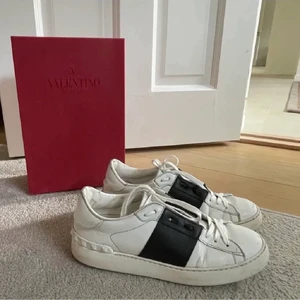 Valentino skor  - NU SÄLJER JAG DOM❗️ Kolla intresse för om någon skulle vilja byta mina  svarta Valentino skor mot ett par röda eller gröna. Hör gärna av er om ni har. ❤️(jag kan även gärna byta mot ett bra Louboutin och betala lite extra då)