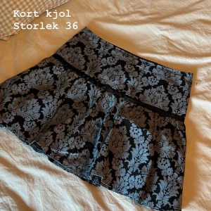 Kort kjol - Fin kjol med blått mönster