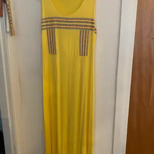Maxi klänning i härligt gul färg. Strl M 42