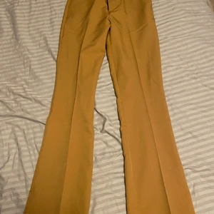 Kostymbyxor  - Bruna kostymbyxor från bikbok, aldrig använda, skönt material!