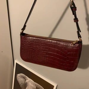 Axelremsväska - En väldigt fin Axelremsväska, vin röd❤️❤️