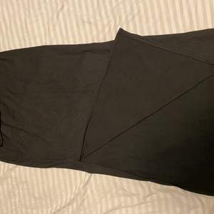 Fin svart ribbad kjol med slits från SHEIN 
