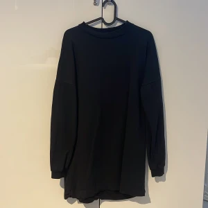 Sweatshirt  - Lång sweatshirt från Nelly. Aldrig använd. Tunt material. 