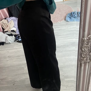 Kostymbyxor  - Kostym byxor i silke storlek 36. Finns även ett skärp till. Köparen står för frakten :)