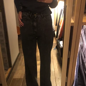 Utsvängda mörka jeans  - Ett par mörka breda utsvängda jeans från Shien, storlek S , dem passa inte mig så säljer vidare, sitter skönt, lite högmidjadd och jätte fina vid benen💘 60kr plus frakt