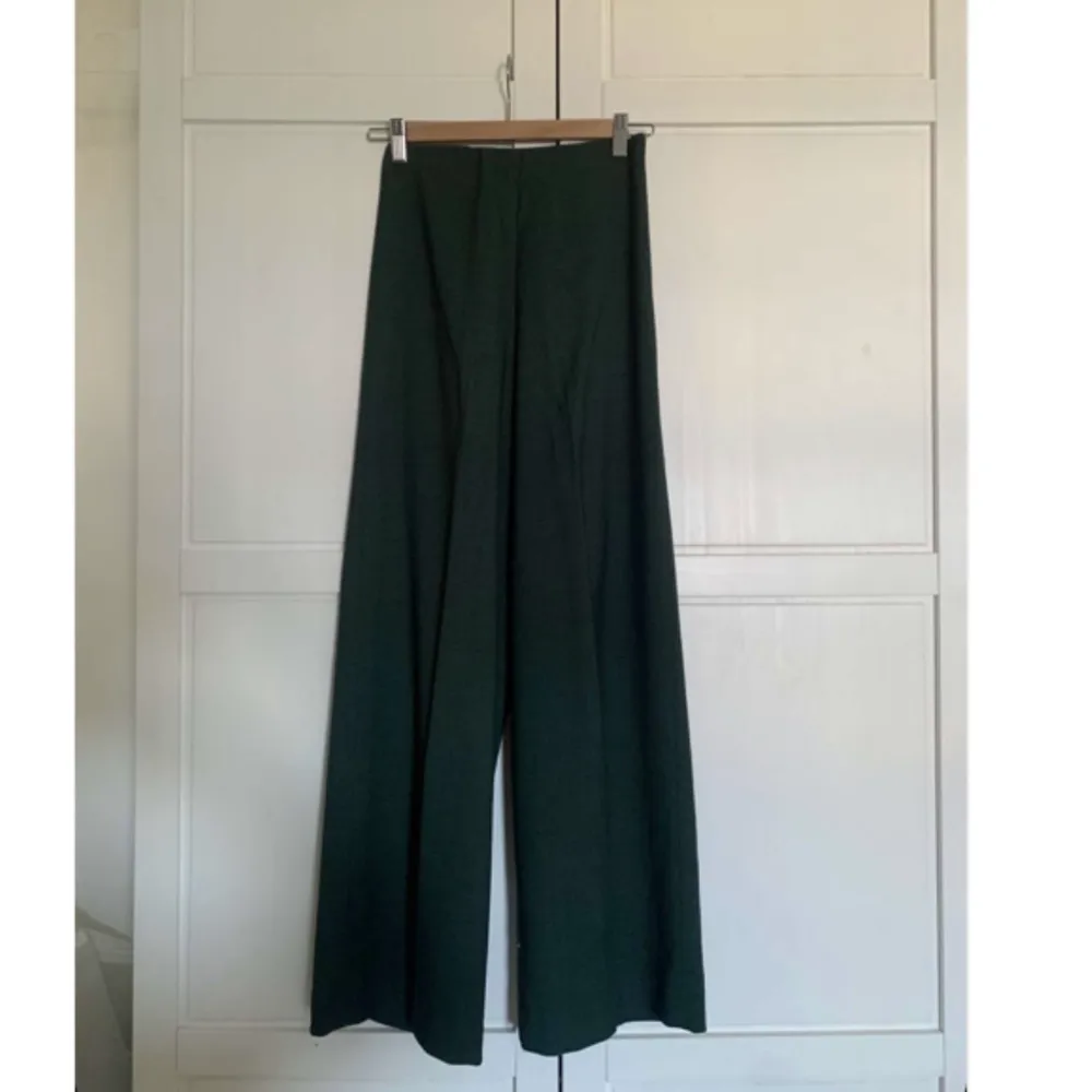 Hej! Säljer mina mörkgröna ”Julia trousers” från weekday storlek 34. Bara använda ett fåtal gånger då de tyvärr är för små i storleken. Köparen står för frakt :). Jeans & Byxor.