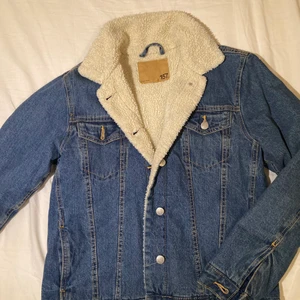 Jacka  - Supermysig denimjacka som inte har kommit till användning tyvärr!💙🌟 köparen står för frakt📦💕