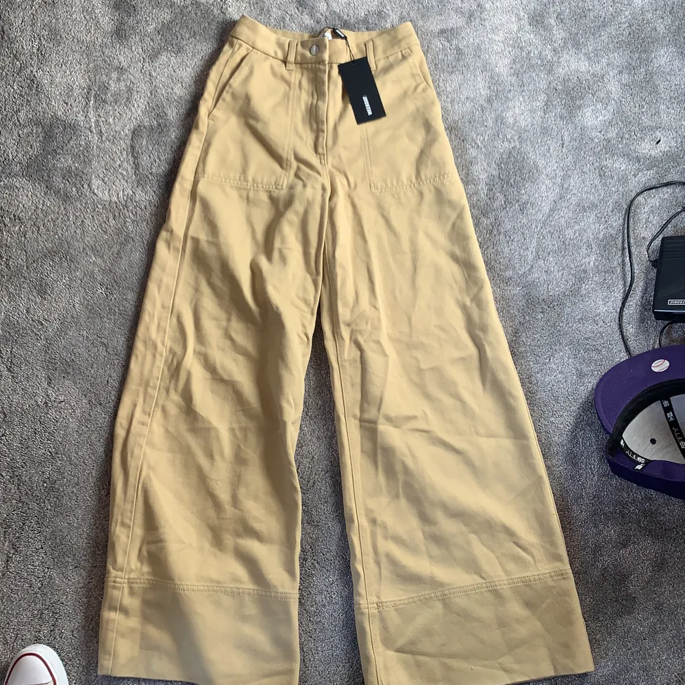 Snygga oversized byxor från weekday i färgen beige. Köpta för 500 och säljer för 250 kr. De kommer tyvärr inte till användning då jag har för många byxor i linkande modell. . Jeans & Byxor.