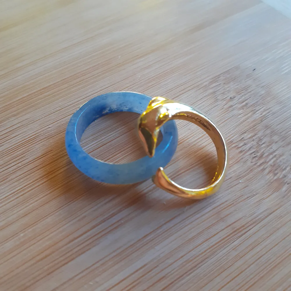 En justerbar guldpläterad delfin ring och en ring i okänd kristall. Kristallkringen är cirka size L eller XL. Kristallringen: 50kr+frakt. Delfinringen för 100kr+ frakt.   Delfinringen är såld:). Accessoarer.