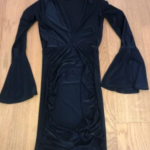 Svart klänning med detaljer  - Skön & stretchig