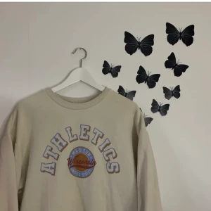 Sweatshirt från Gina Tricot - Använd fåtal gånger och helt felfri. Säljer pga att den inte kommer till användning. Köpt här på plick för 200kr. Frakt tillkommer.😇 (lånade bilder)