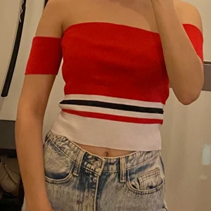 Shoulderless topp - Storlek M men jag har S så passar mellan s-m, 40kr exklusive frakt 🌸