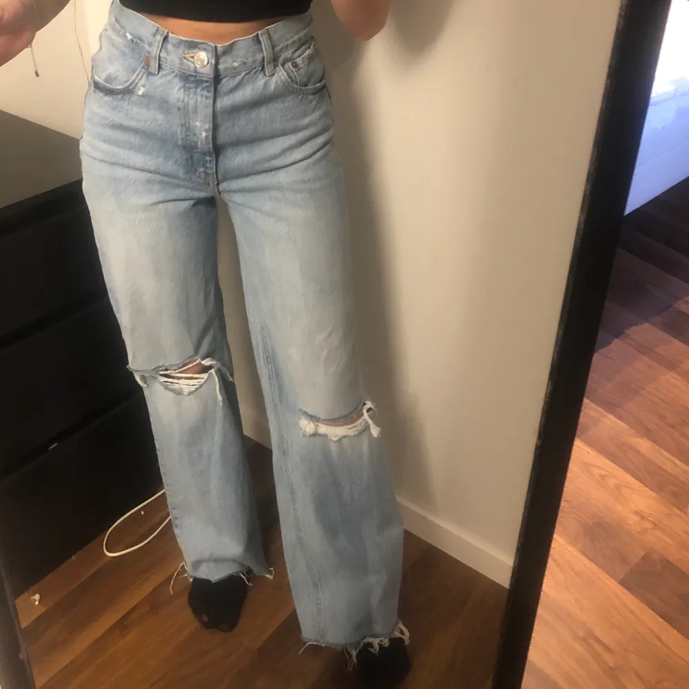 Säljer dessa jeans från Zara då jag har andra som jag använder mer! Storlek S men är väldigt liten för en S, passar mig som brukar ha XS. Avklippta för att passa mig som är 160 cm🤍Frakt tillkommer på 66 kr!. Jeans & Byxor.