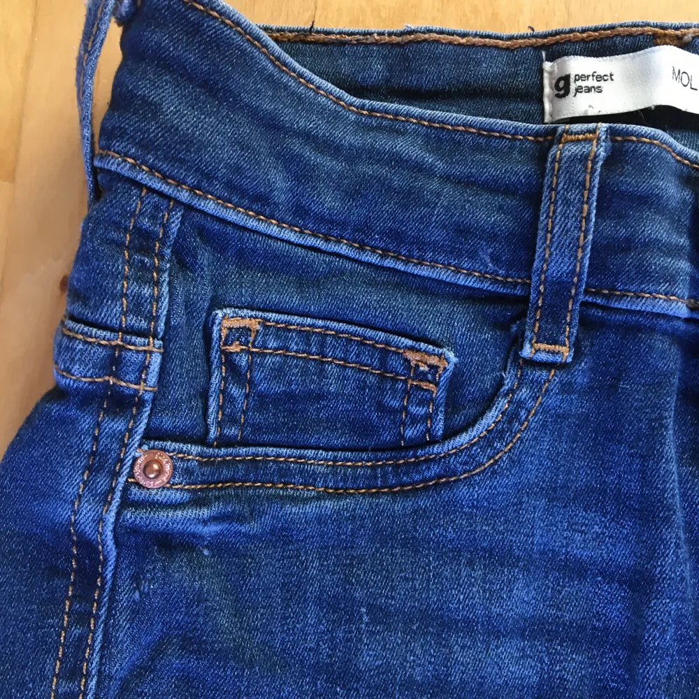 Molly highwaist jeans från Gina Tricot i storlek S. De är använda några gånger, men i bra skick, köparen står för frakt🥰. Jeans & Byxor.