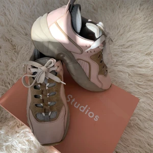 Acne Manhattan  - Acne Manhattan. Rosa med beige mocka. Stl 37 (passar en 38:a). En slitning på vänster tå. 