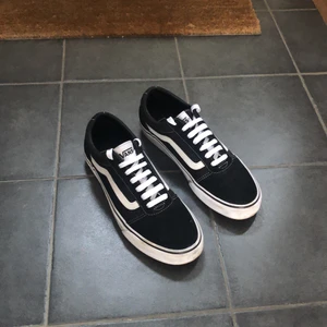 Vans skor - Svart vita vans som är använda ca 1-2 ggr och ser nästan som nya ut bara lite smuts på sulan men går säkert att få bort! Skosnörena är helt nya. Köperan står för frakten!