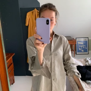 Grå skjorta från Zara - Grå skjorta från zara, aldrig använd. Fin passform med resor på underarmen. Köpte för 200 säljer för 60kr