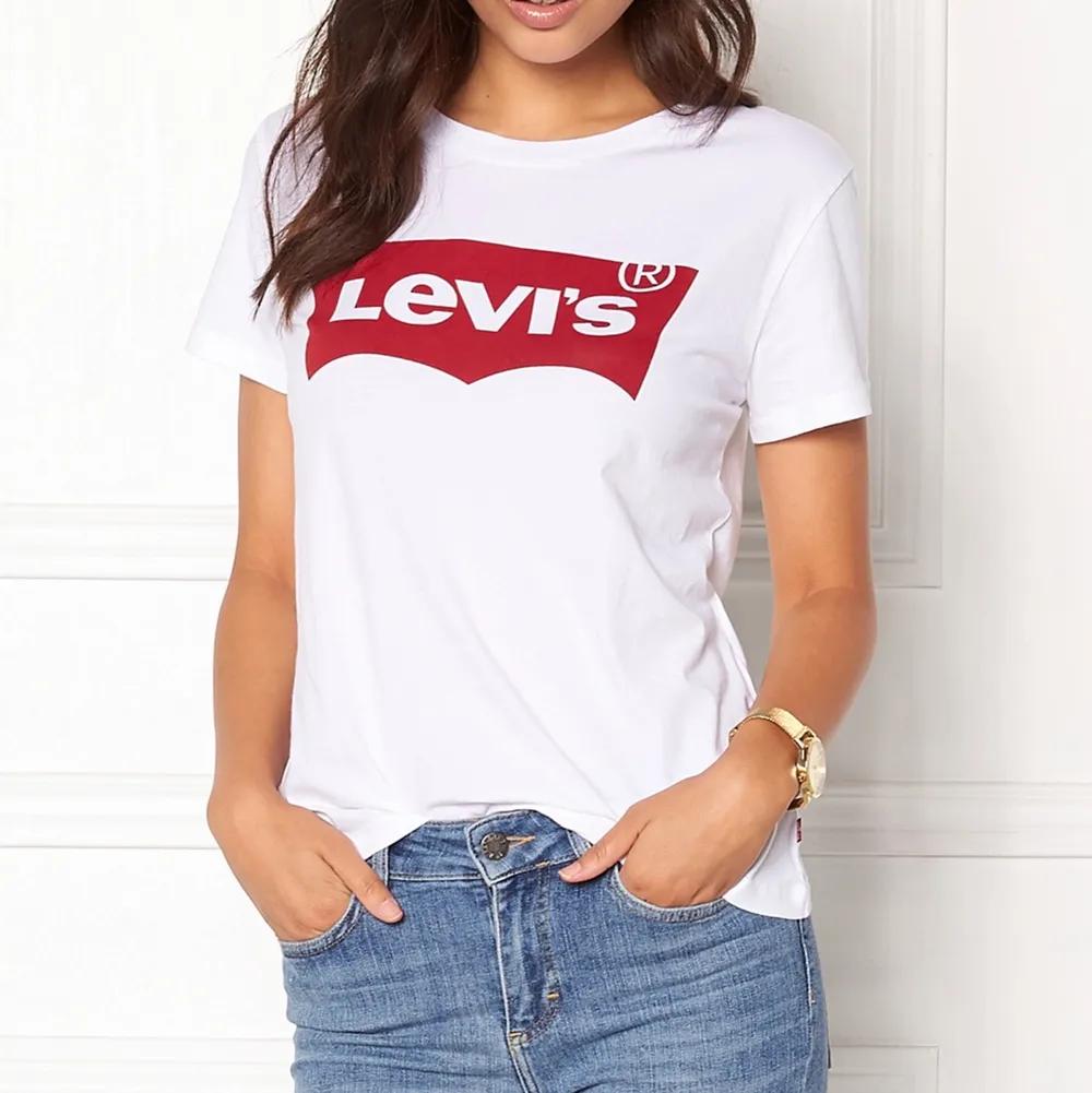 En vit T-shirt med det vanliga röda trycket ifrån Levis. Använt ett fåtal gånger. Köpare står för frakten (66kr och går att spåra eller att vi tillsammans bestämmer ett billigare pris för frakt)💕. T-shirts.