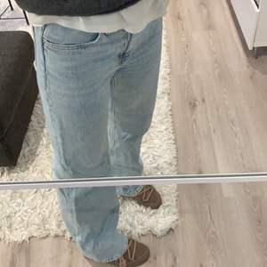Monki jeans i modellen YOKO, strl 26 (passar mig som är 173 och har 34-36). Får inte användning för de, buda!🤗