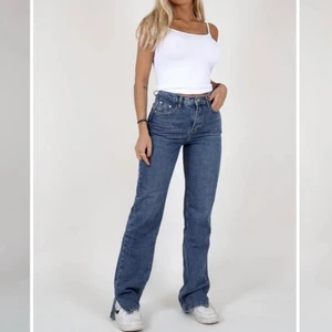 Venderbys dark blue - HÖGSTA BUD: 430kr!                                            Jättefina byxor från Venderbys ❤️ Helt oanvända och ligger fortfarande kvar i den påsen dom kom i! Lånad bild då mina är oöppnade, men det är exakt samma byxor! 