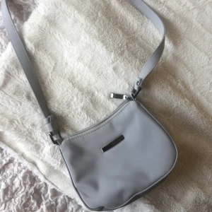 Ljusgrå väska - Supertrendig liten ljusgrå väska. Använd endast ett fåtal gånger. Okänt märke 🌼🌼