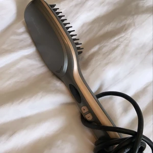 Plattångsborste  - Plattångsborste från Christina Aguilera, oanvänd. 100kr 