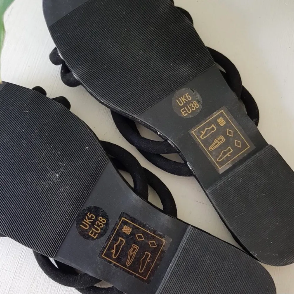 Enkla platta sandaler från EGO. 4 remmar över foten. ALDRIG använda så i utmärkt skick! . Skor.