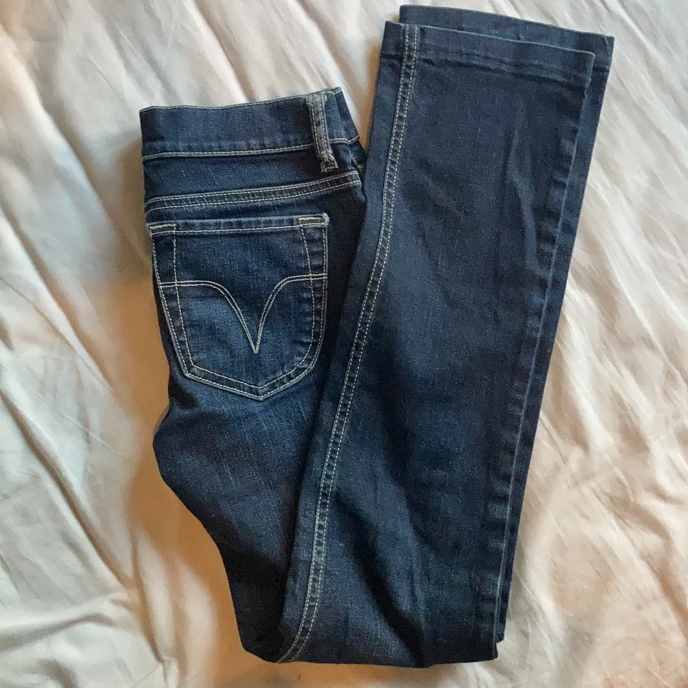 Säljer mina lågmidjade diesel jeans som tyvärr var lite korta på mig. Bootcut.  Precis köpta och i nyskick. Skriv för frågor mm.❤️ Frakt: 66 (det står på lappen att de är i storlek 25/32 men skulle säga att de sitter som 24/30). Jeans & Byxor.