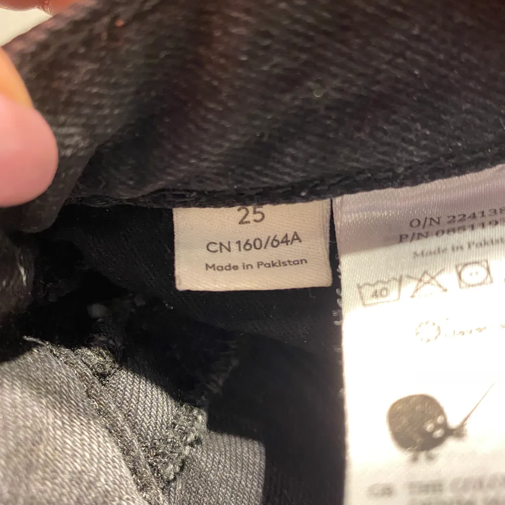 Svarta monki jeans med straight leg. De är högmidjade och går till där skon börjar för mig som är 163. Köpta för 400kr . Jeans & Byxor.