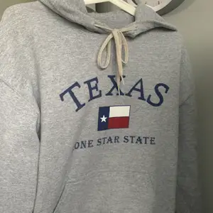Vintage hoodie köpt i Houston, texas. komplett tryck, asskön. passar S/M