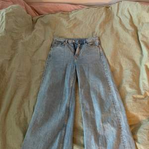 Super fina jeans som inte längre kommer till användning. Jättebra skick då dem mestadels legat i garderoben! 