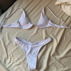 Vit bikini - Bra skick och väldigt fin. Överdelen är däremot mindre, därav att jag säljer den, så skulle inte rekommendera för de som har en större byst. Bikinin är liten i stoelek trots storlek M, sitter den som en S