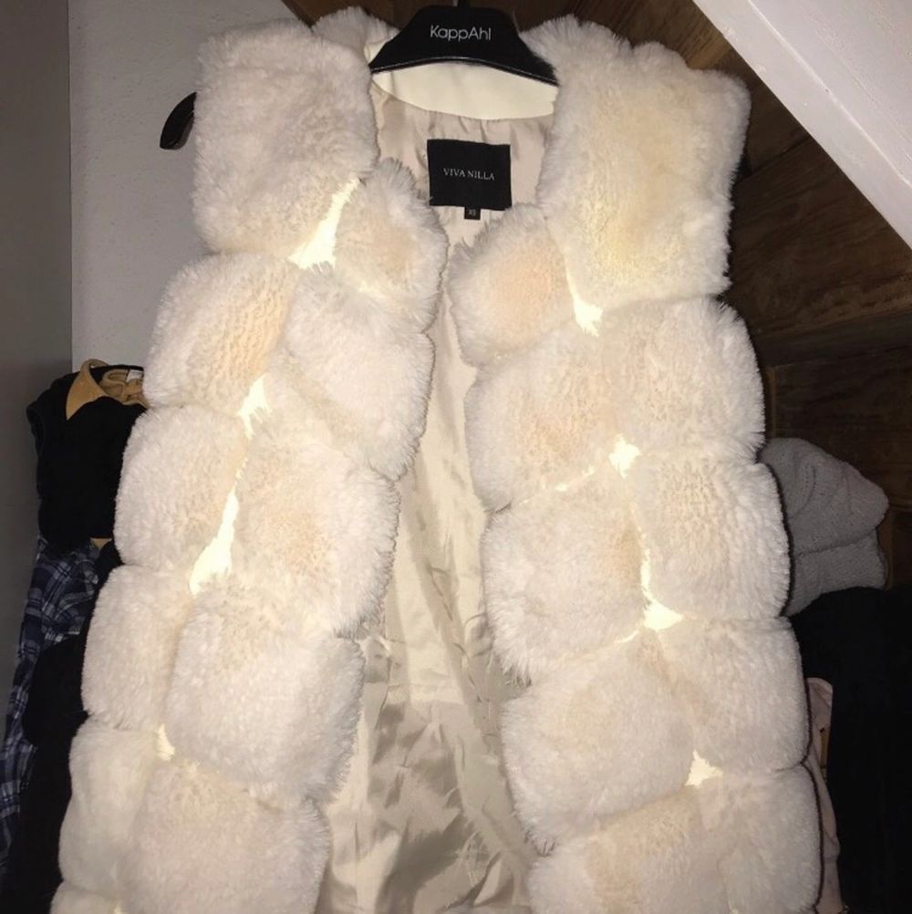 Köpte denna pälsväst i Viva Nilla, 6 månader sedan, för 900kr. Använd fåtal gånger, därför säljs den för 800kr, pris kan diskuteras. (Fusk päls) men ser äkta ut och även känns som äkta päls. Storlek xs, skulle säga att den är mer en onesize (passar alla storlekar). Övrigt.