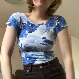 Blommig baby tee  - Supermjuk baby tee i stl XS köpt på BikBok för kanske 6 år sedan. Sparsamt använd, fint skick. Väldigt skönt material. Säljer pga inte riktigt min stil. Frakt tillkommer📦 Fråga i DM!📮 