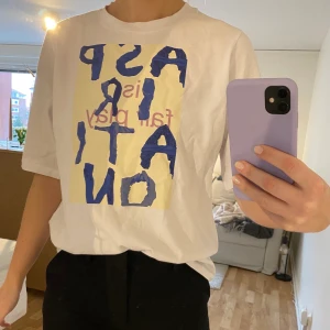 EMELI BRINING X NAKD T-shirt - T-shirt med längre ärm, ett tjockare tyg och boxig passform. Använd ca 2 gånger. Storlek M. Köpare betalar frakt vid behov.