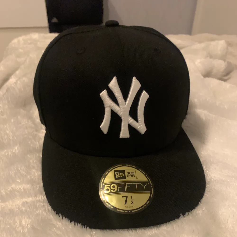 Helt ny 59fifty keps som endast testats en gång. Säljer för att den tyvärr inte passar mig. Köpt för 399 kr.. Övrigt.