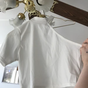 ASYMMETRISK TRÖJA  - säljes då den är för liten för mig, står storlek 38 men den är mer en 34/36. Samma skick som när jag köpte den.