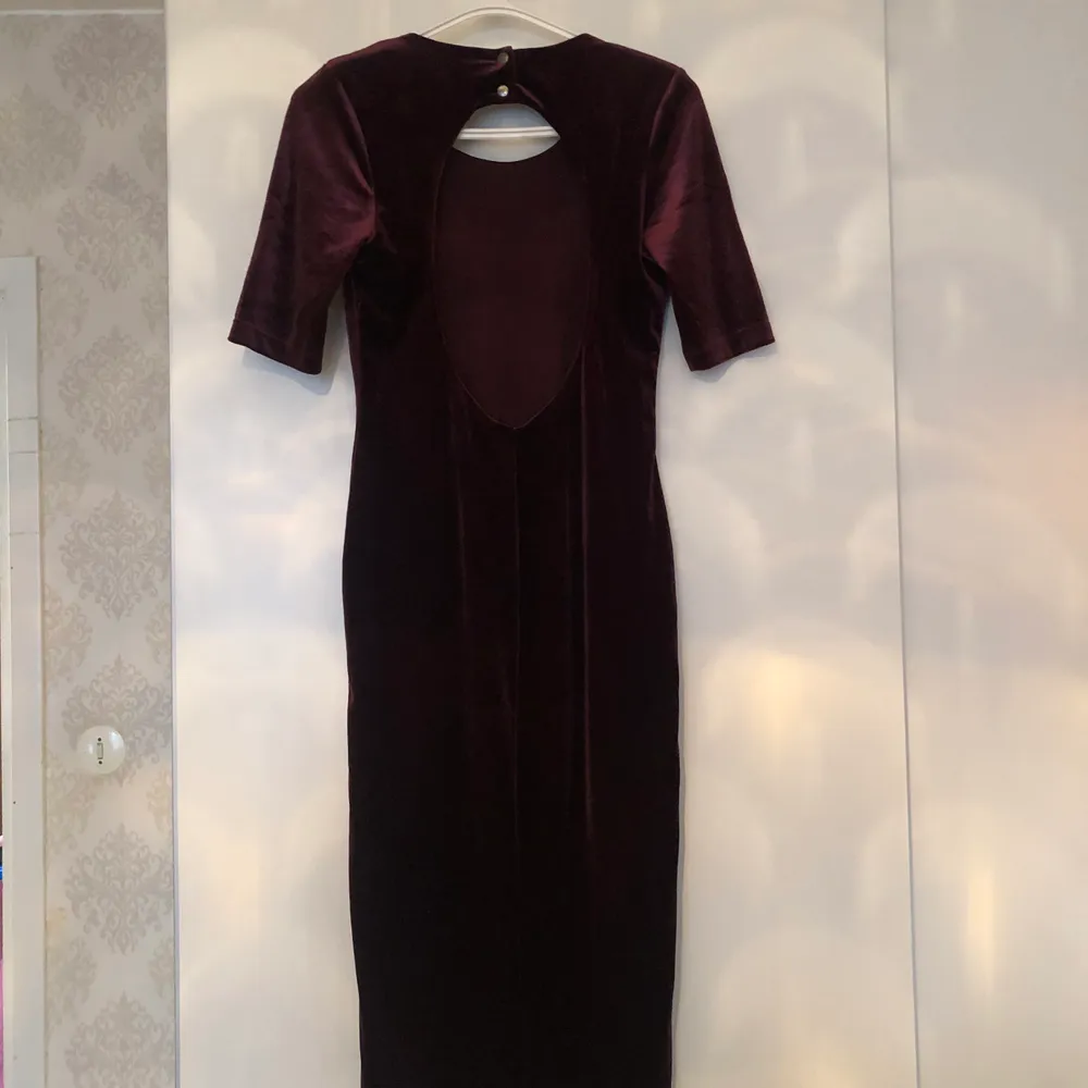 Här är en vinröd sammet klänning från H&M i storlek 38. Nästan oanvänd. Säljer för 70kr och köparen står för frakt. . Klänningar.