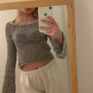 Stickad tröja från hollister  - Jättesöt och fin stickad tröja från hollister. Använd cirka 3 gånger, inte riktigt min stil. Skick 10/10 (helt som ny). Storleken är xs men passar perfekt på mig som har storlek s. 