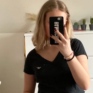 V-ringad hollister t-shirt - En v-ringad hollister t-shirt som jag har fått av en kompis men är i storleken S och nypriset är runt 100-150kr💓 