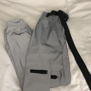 Reflex cargo byxor 🤍 - Feta cargo byxor i reflex, aldrig använda. Passar mig som har midjan 24/25, men den är stretchig och har skärp som man kan justera så kan passa mindre och lite större också. Frakt är gratis 🤍