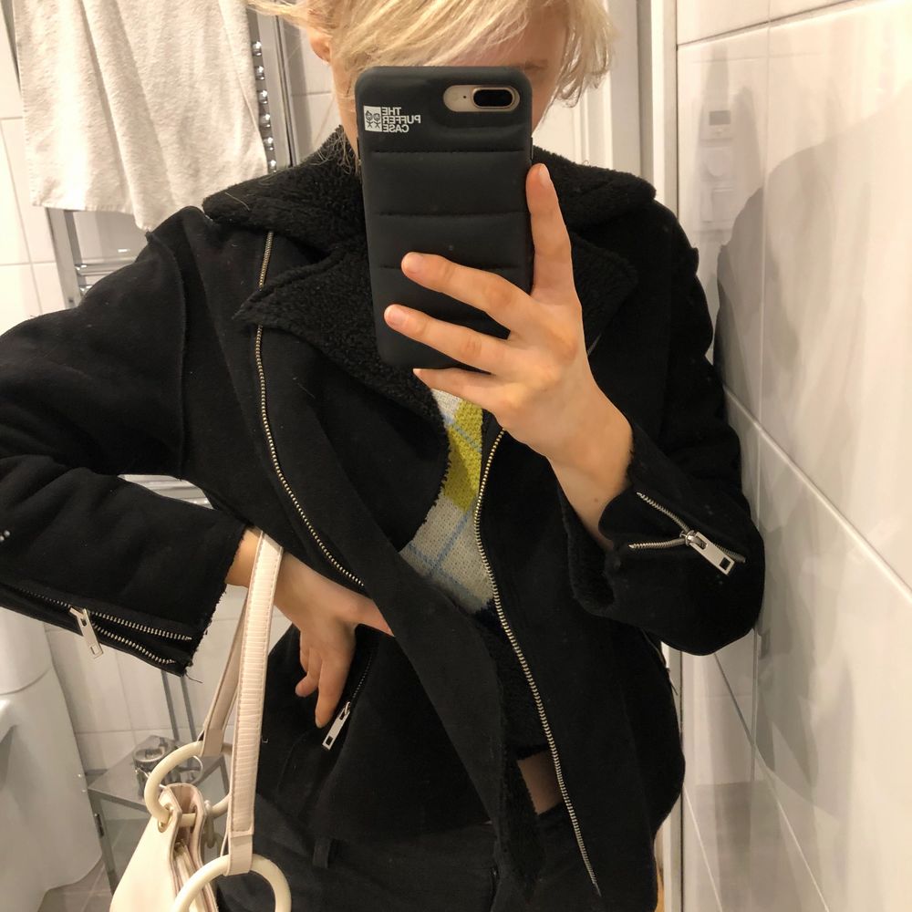 Säljer denna jackan jag köpte från HM för något år sedan. Materialet är i mocka och ull imitation! Använd mycket men fortfarande i rätt gott skick, kan vara lite veck vid armarna. Fråga gärna om fler bilder! Köparen står för frakten (110kr) och betalning sker via Swish! Titta gärna på mina andra annonser🤎🥺. Jackor.