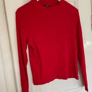 Röd långärmad tröja i väldigt bra skick, knappt använd. Spårbar frakt med DHL inräknat i priset!